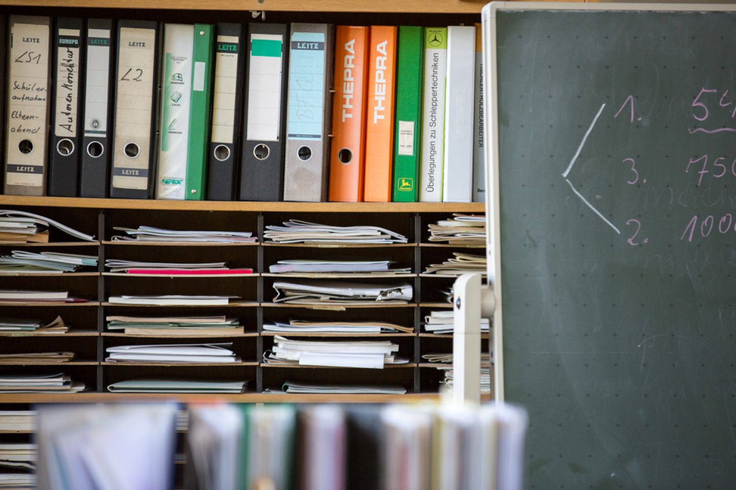 Sortier-Regal mit Ordnern und Heften