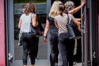 Personen die in ein Gebäude gehen