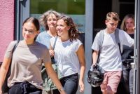 Personen die aus einem Gebäude gehen