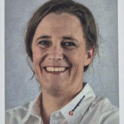 Auf dem Bild ist eine Frau zu sehen.