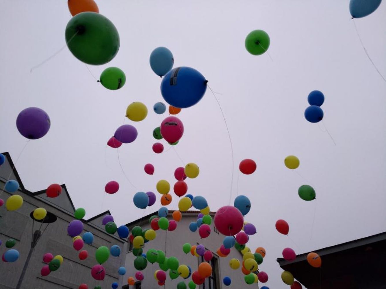 Viele Bunte Luftballons in der Luft