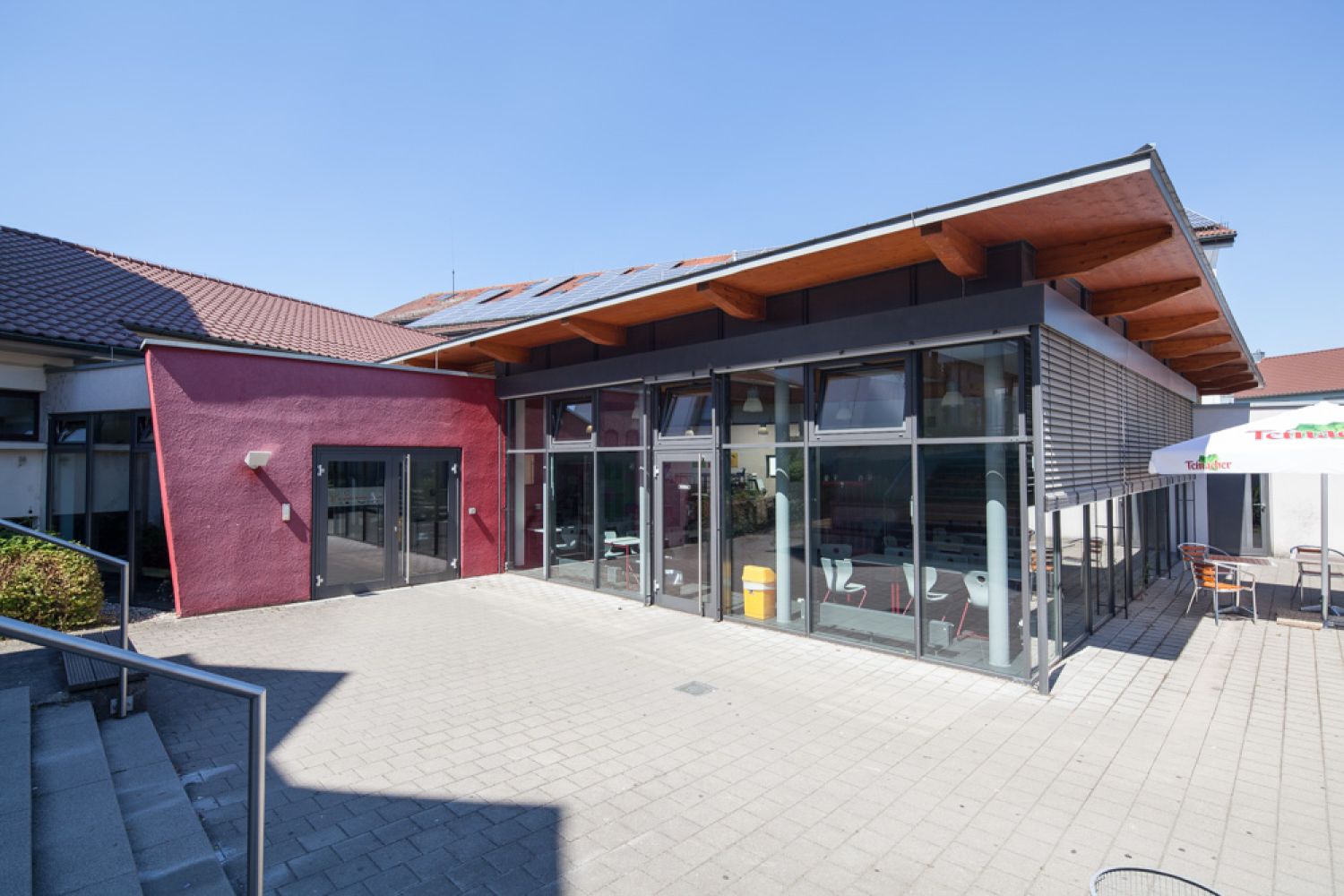 Auf dem Bild sieht man ein modernes Gebäude.