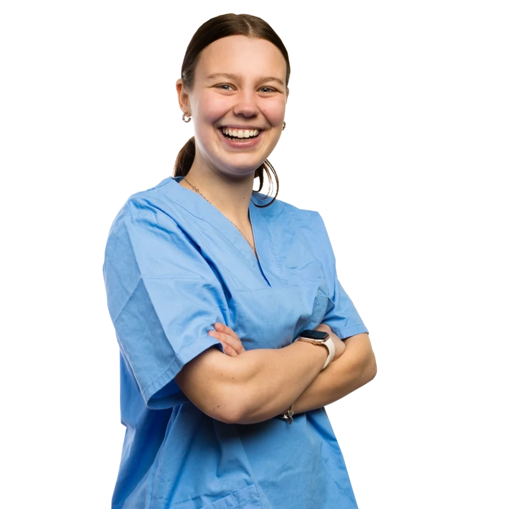 Eine Schülerin die die Arme verschränkt.