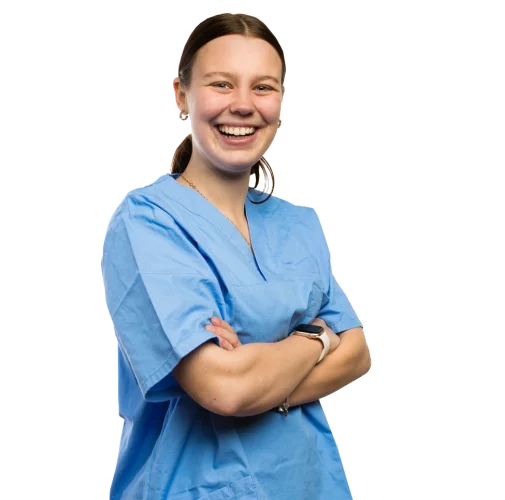 Eine Schülerin die die Arme verschränkt.