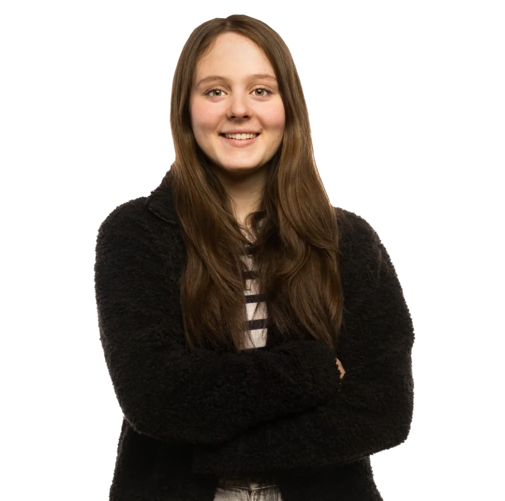 Eine Schülerin die die Arme verschränkt.