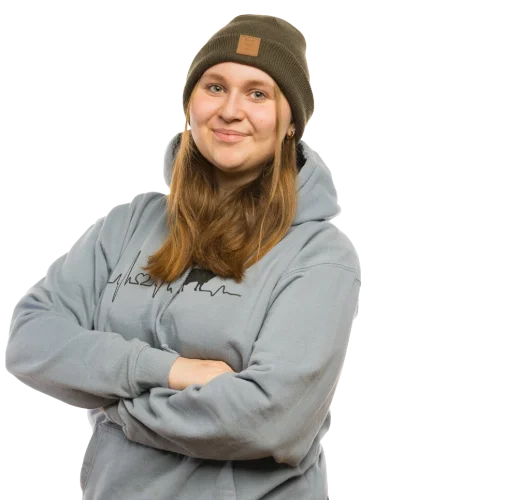 Eine Schülerin die die Arme verschränkt.