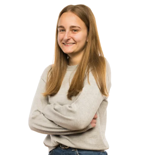 Eine Schülerin die die Arme verschränkt.