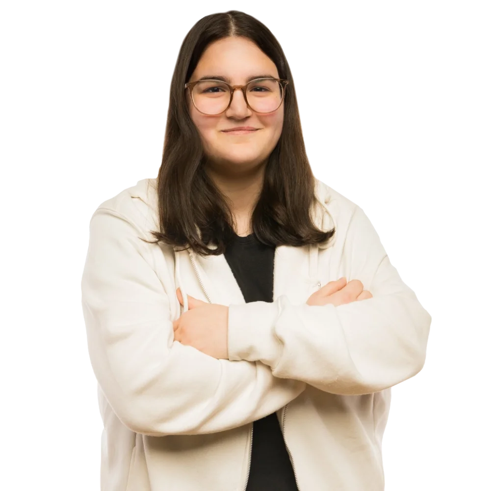 Eine Schülerin die die Arme verschränkt.