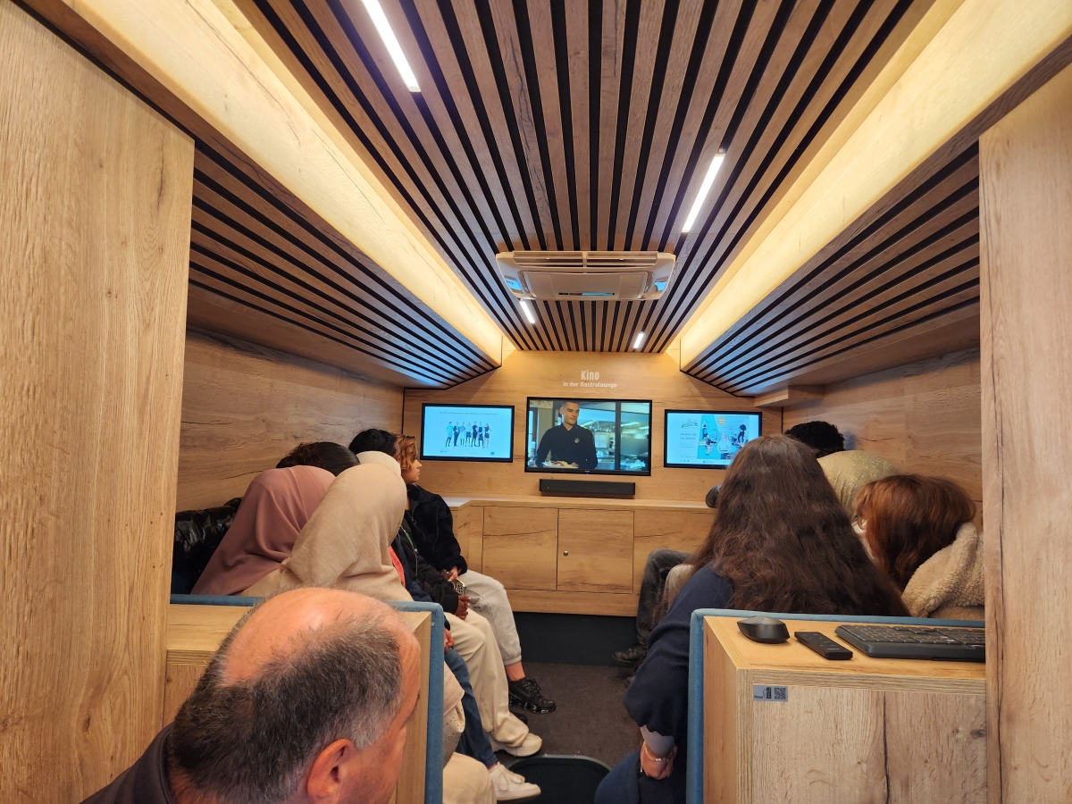 Das GastroMobil an der ABS mit spannenden Informationen.