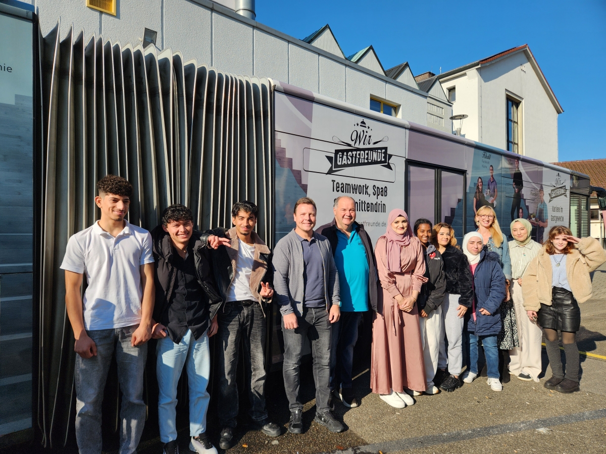 Das GastroMobil an der ABS mit Gruppenfoto.