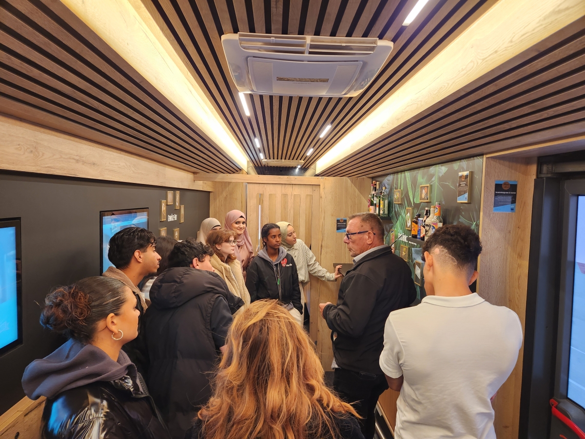 Das GastroMobil an der ABS mit spannenden Informationen.