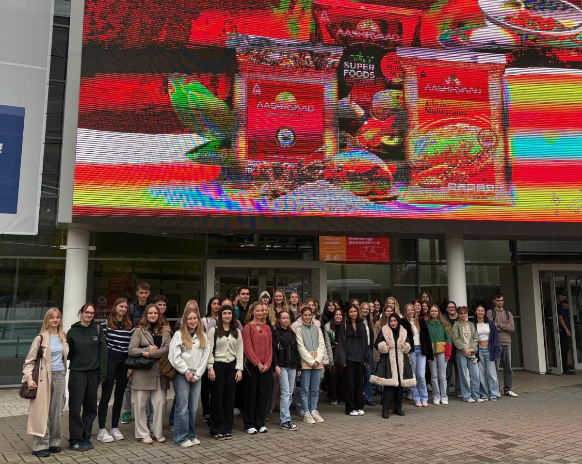 Gruppenbild der J1 und J2 vor der Anuga-Messe in Köln